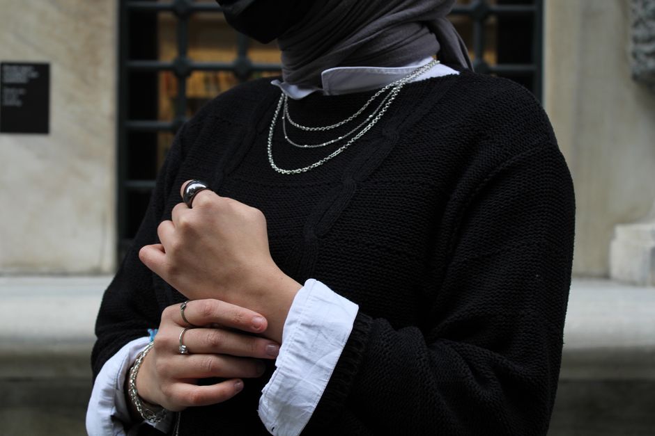 Astuces pour éviter d’emmêler ses colliers en voyage