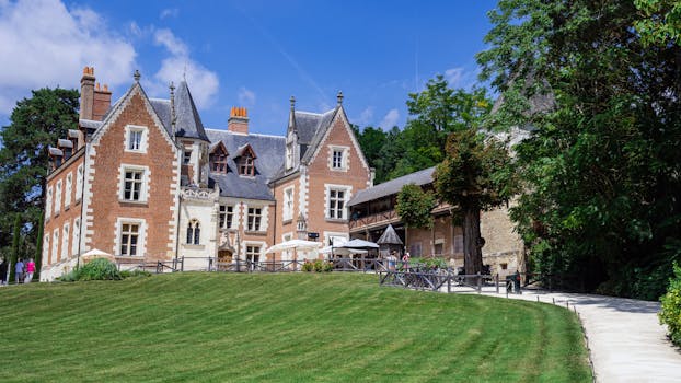 Château en région avec jardin verdoyant et terrasse, idéal pour des séjours et activités.
